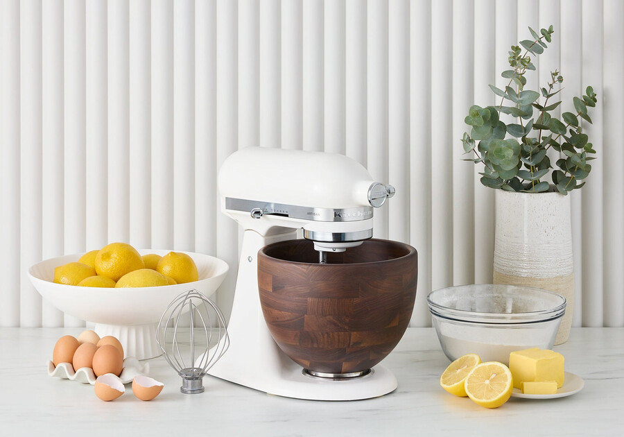 artisan standmixer mit kippbarem rührkopf und walnussholzschüssel ksm156